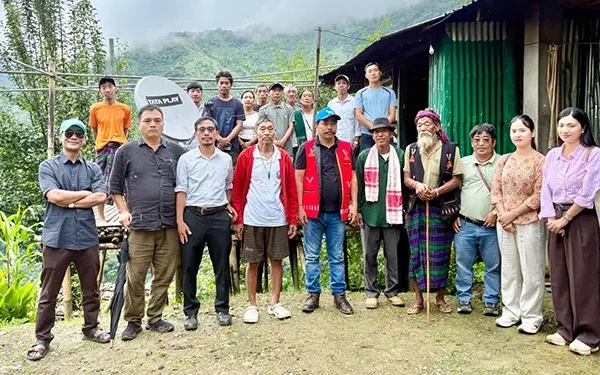 DC visits border villages, reviews VVP projects